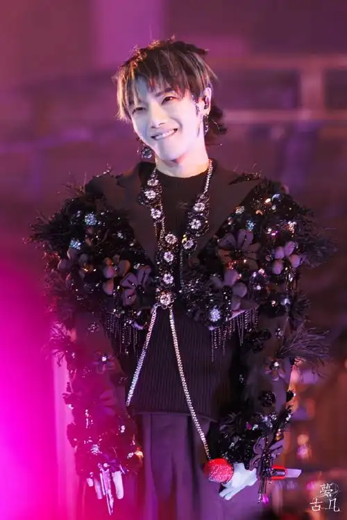 就这个**腰细身材好爽!  华晨宇花花hcy#华晨宇