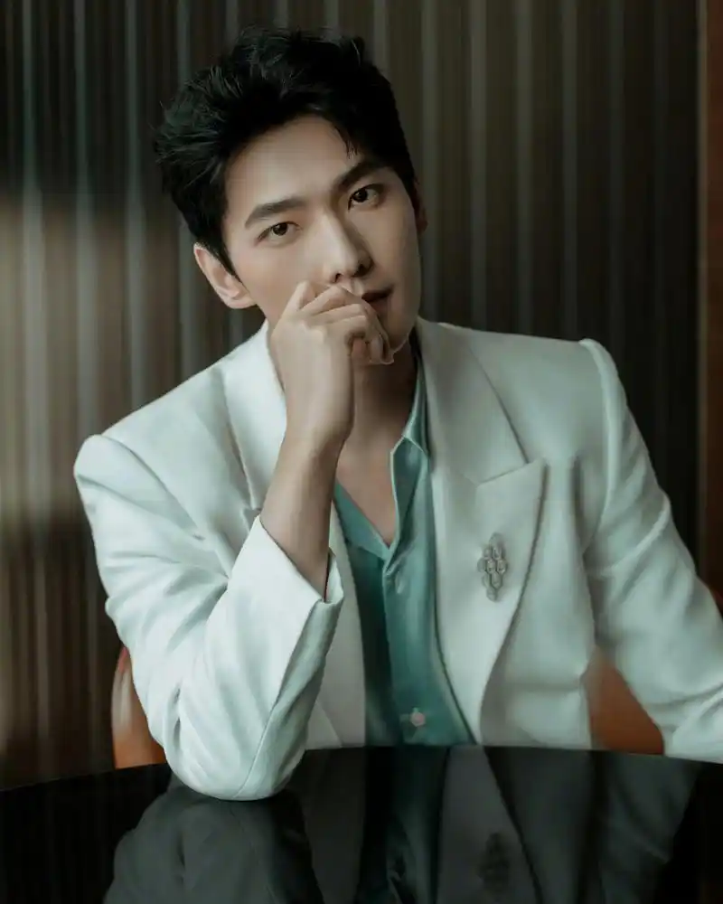 杨洋今日活动图集,白色西服套装,内搭丝缎衬衫,俊逸翩翩的潇洒风度.