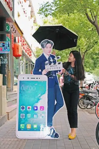 [薛之谦][新闻]170627 谦友解锁与谦谦合影新姿势 人形立牌也能玩出新