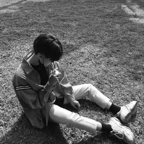 不约而同旳想念和在乎男生头像侧脸伤感黑白图片