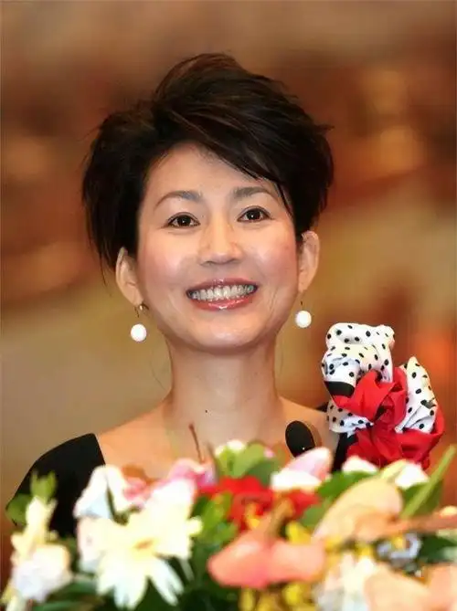 "央视一姐"王小丫,离开《开心辞典》之后,如今在忙啥