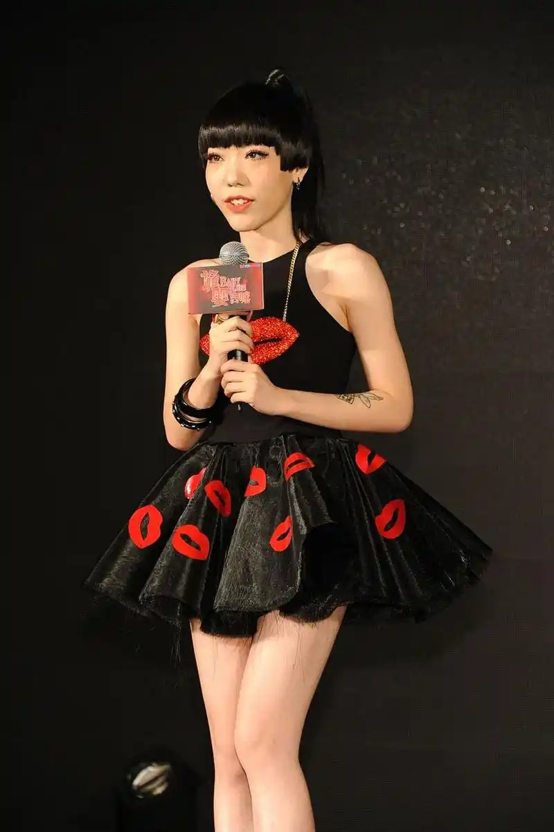 虽然他们已经离婚,但庾澄庆的徒弟吴莫愁仍然