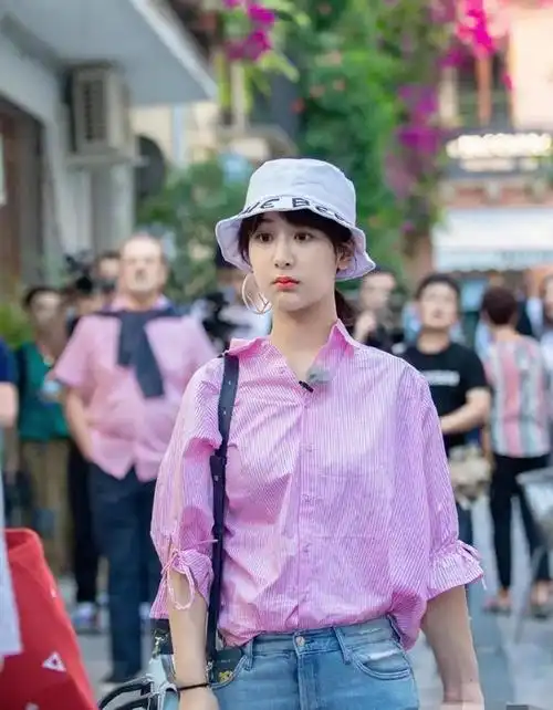 杨紫的街拍照这身打扮像极了大学生