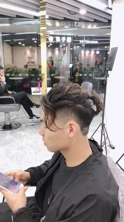 男生马尾发型 大概也就5个月留这么长 @经纪人小微