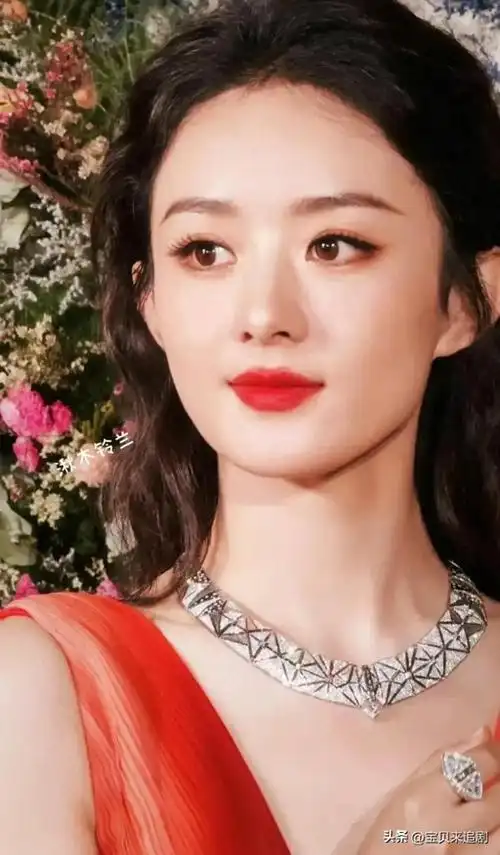 赵丽颖代言戴比尔斯品牌_出席品牌晚宴:红色拖地裙,气场惊人 图2