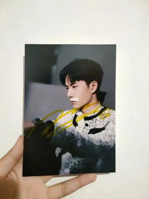 收到王一博亲笔签名照啦