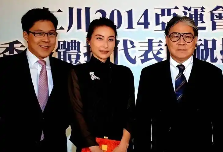 郭晶晶公公霍震霆给何诗蓓颁奖,霍启山激动欢呼,网友下个儿媳妇_比赛