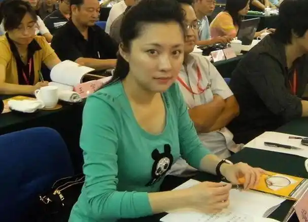 央视主持人紫凝:贷款买车,41岁还是独自一人,风光背后全是心酸