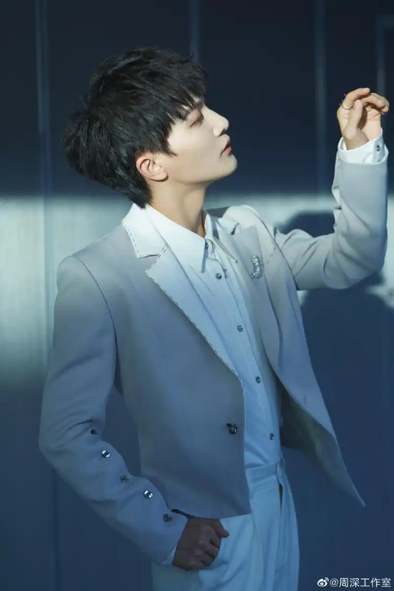 [开心] 准备以周深,周浅,周星星等分类整理一下[欧耶] 这个应该属于我