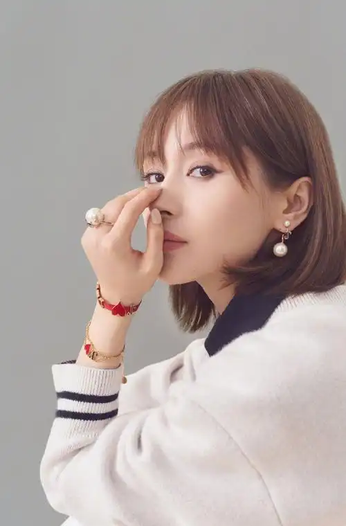 王子文时尚简约写真图片23