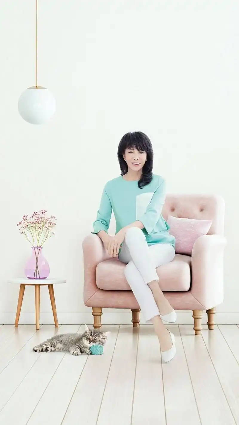 原创郑裕玲状态真好穿黑色上衣搭配长裤出席活动低调奢华有内涵