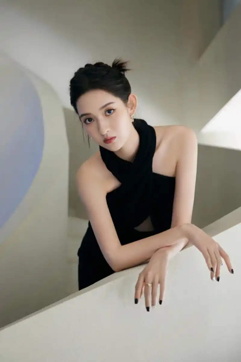 王玉雯黑色露背长裙大秀性感身材,美腿玉足白皙诱人,看的人口水直流!