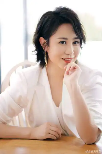 马丽白色套装大片出炉 齐肩短发演绎率性美