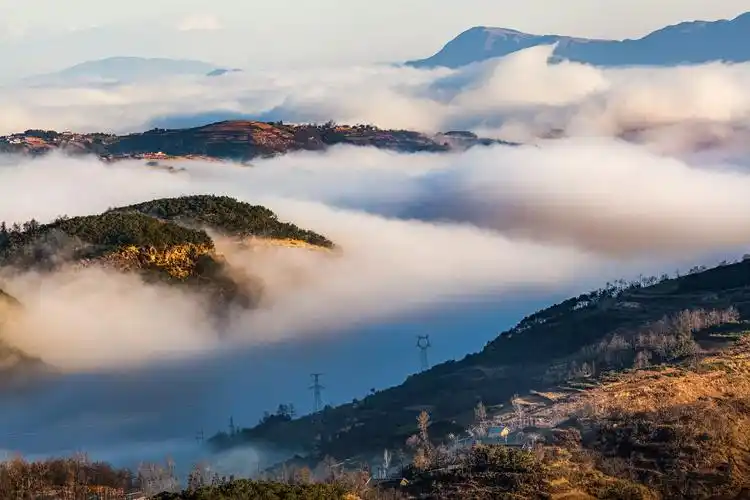 《云雾缭绕大凉山》