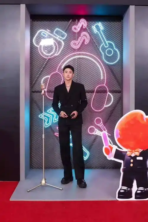 黄景瑜你已经快一米九了 怎么还穿高跟鞋?_活动_男星_身高