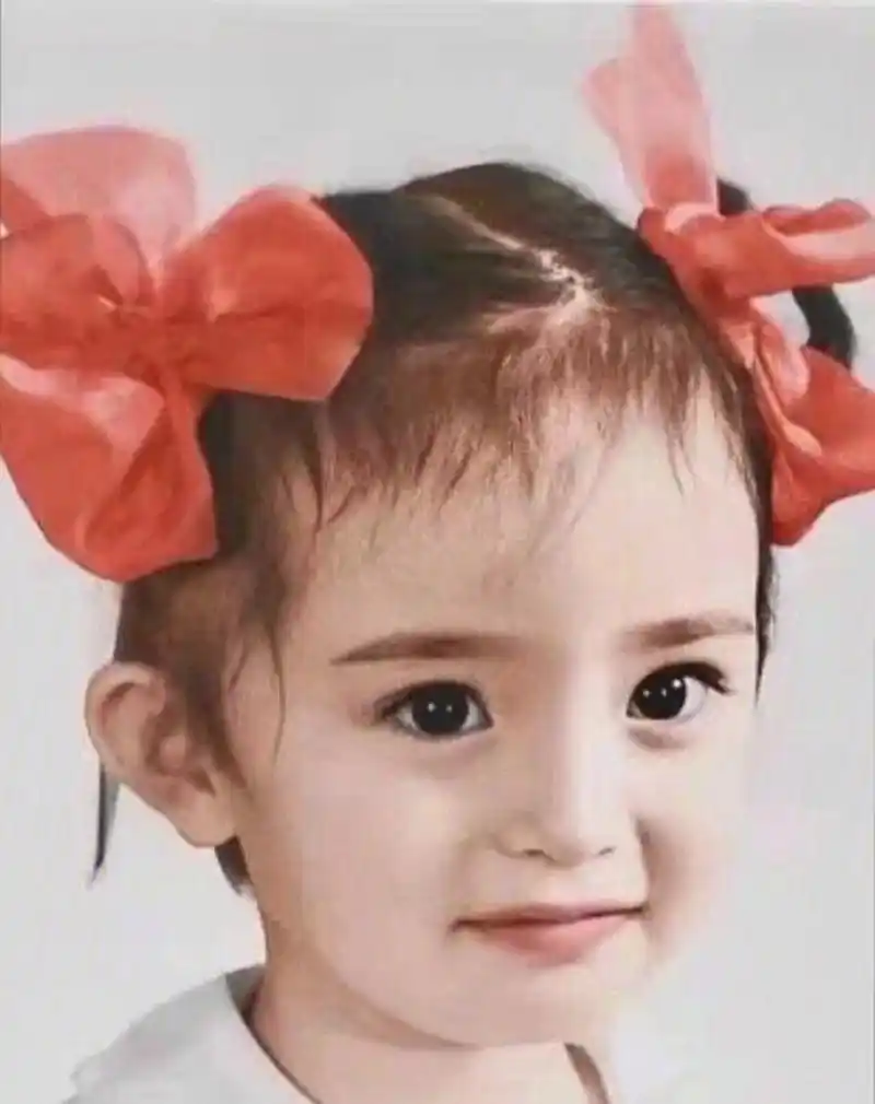 杨幂爸爸发的大幂幂小时候照片,从小就是一副不好惹的形象,相比之下