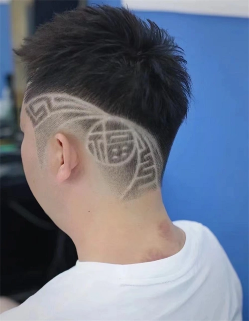 鸡冠头发型本就很时髦个性,渐变铲青剪裁的处理,显得更酷炫潮流.