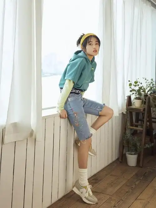 张子枫长大了品味很不错穿夹克外套配牛仔裤造型个性又时髦