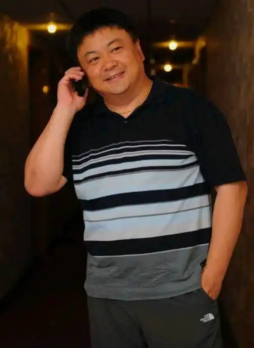 曾经的军艺校草,如今因探店再次爆火,直言:变吃货后很快乐了_洪剑涛