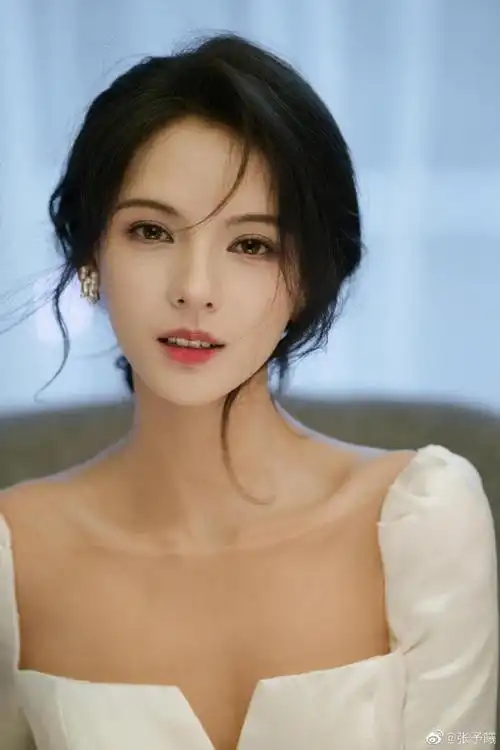 张予曦穿方领白裙优雅似公主 笑容灿烂甜美