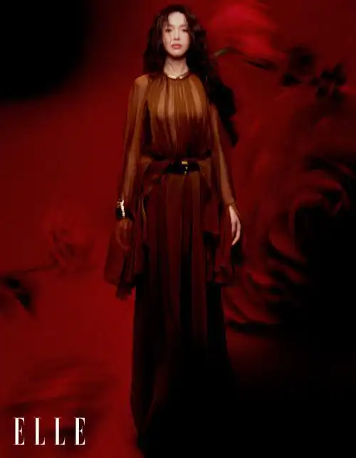 白色淡雅纯净,红色明媚动人,一本杂志上演双倍浪漫#唐嫣elle5月刊封面