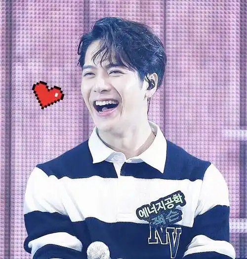 王嘉尔 — 很有感染力的招牌开怀大笑.