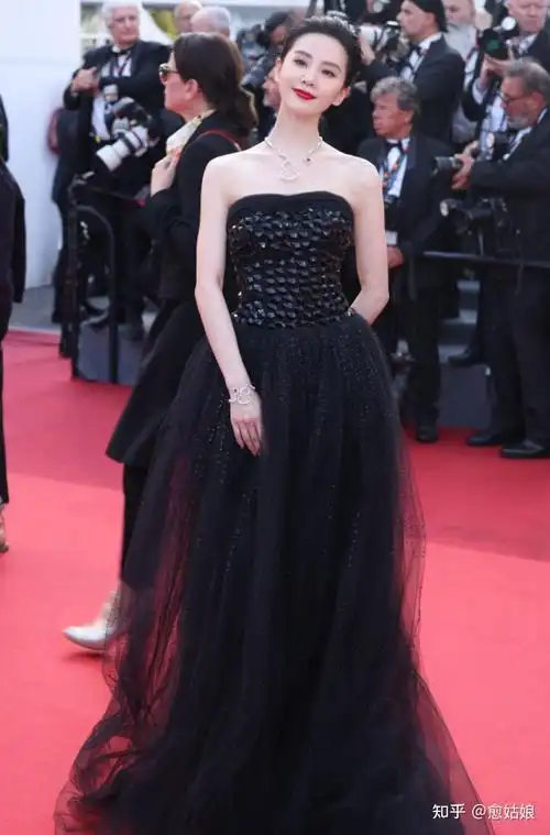 如何评价第76届戛纳国际电影节走红毯的女明星造型