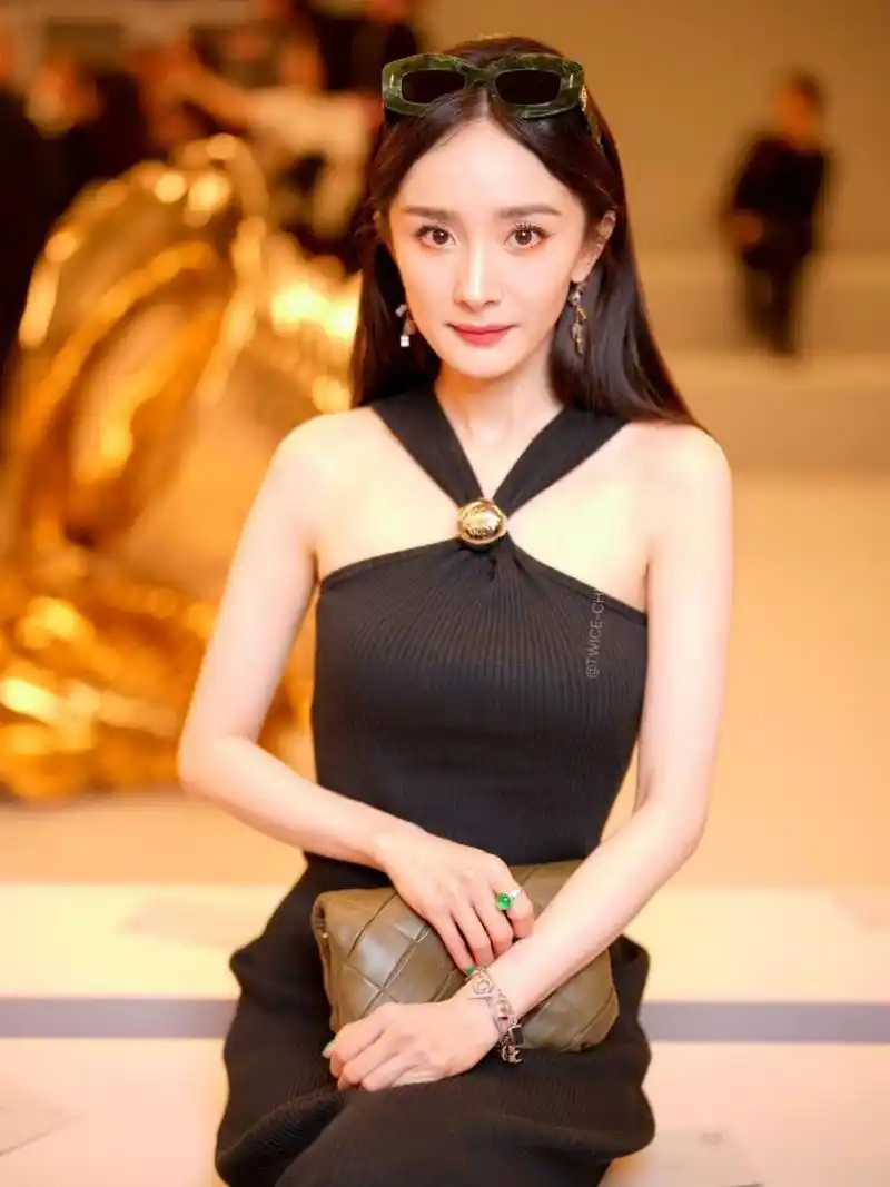 杨幂今日巴黎时装周loewe大秀看秀生图 	 loewe 2024春夏新装上身的新