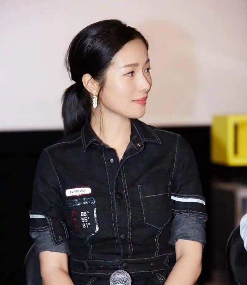 江一燕出席公益活动,穿工装连体牛仔裤,看似简单却相当有高级感.