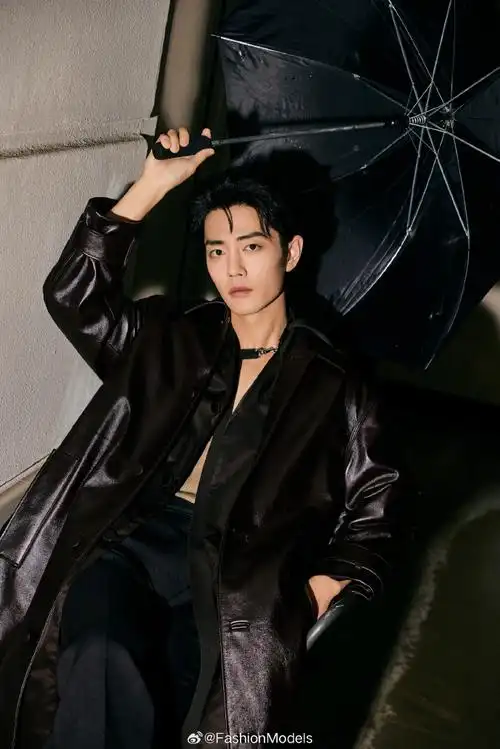 肖战gucci看秀造型##肖战低胸背心