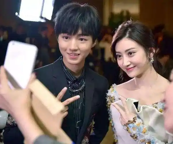 王俊凯和女星合影都笑得很开心,唯独见了她一脸苦笑