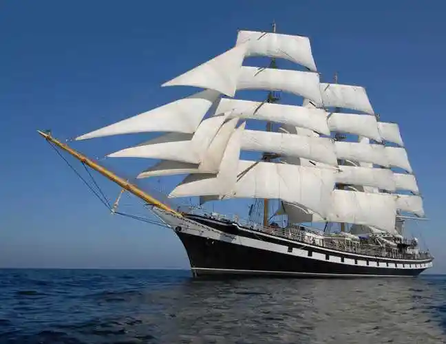 海面上行驶的运输帆船