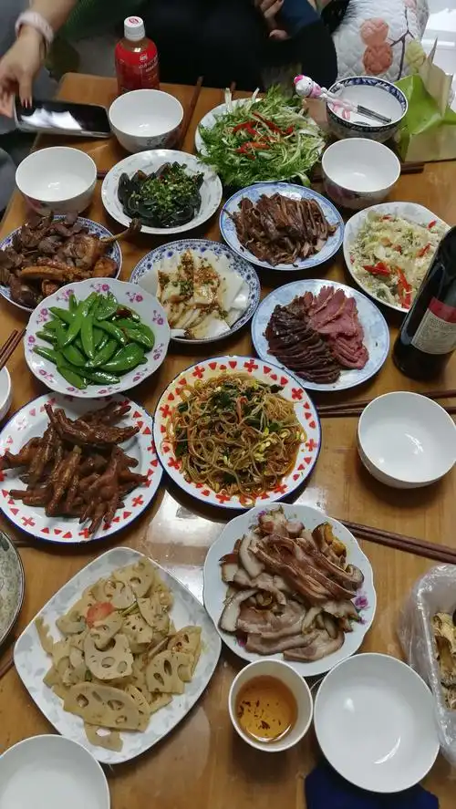 丰盛的晚餐已经准备好了!过大年了!