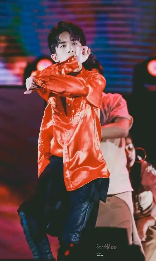 易烊千玺粉雾海##卓立百舸七载越,易烊千玺势拔节