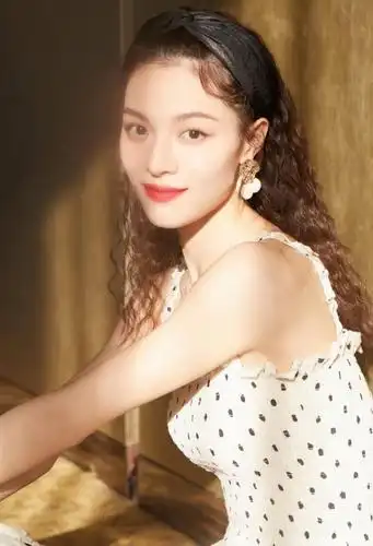 那就是在"奔跑吧"这个节目和baby比赛了,当时因为钟楚曦没有控制自己