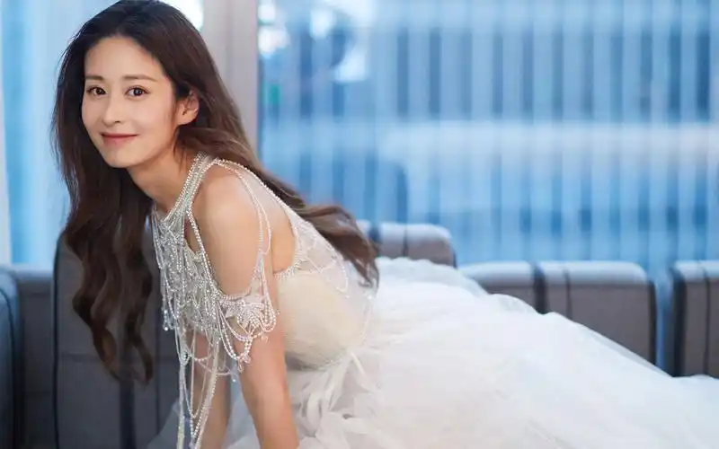 颖儿性感白裙写真桌面壁纸