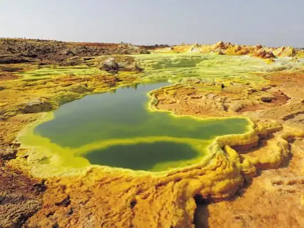 硫磺湖:轻烟阵阵,映入眼帘的是一大片色彩斑斓的硫磺池.