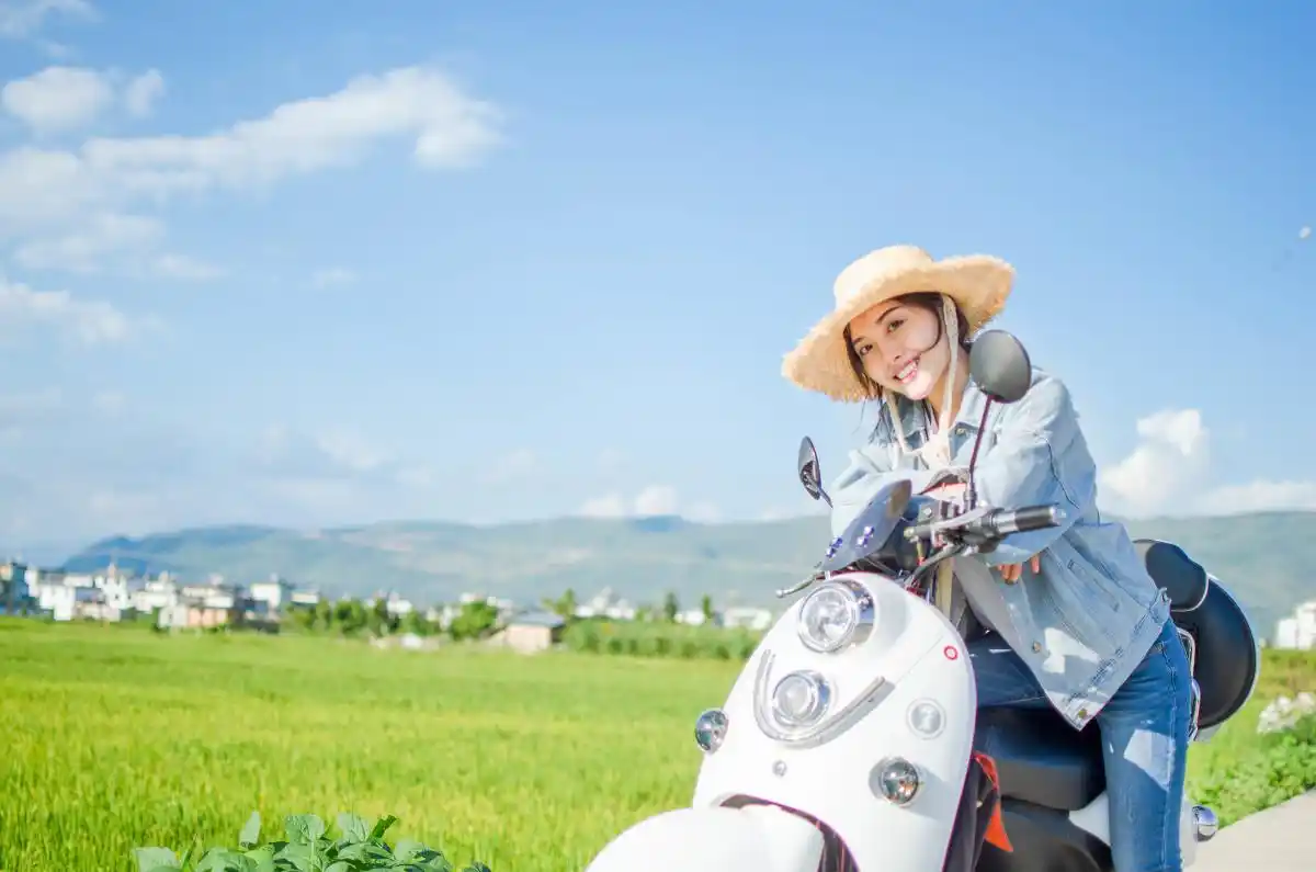 人像摄影:骑电动车的女孩