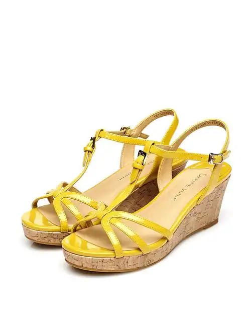 达芙妮时尚坡跟t型绑带露趾黄色女凉鞋