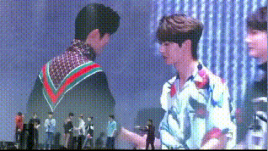 陈情令泰国粉丝见面会,肖战与王一博互动,一搏一上来就亲战哥