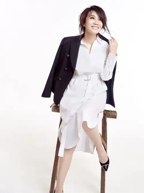 闫妮着时尚职业装,展现知性魅力