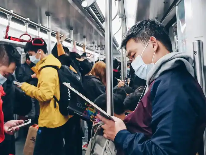 地铁上的读书人广州地铁看书的人