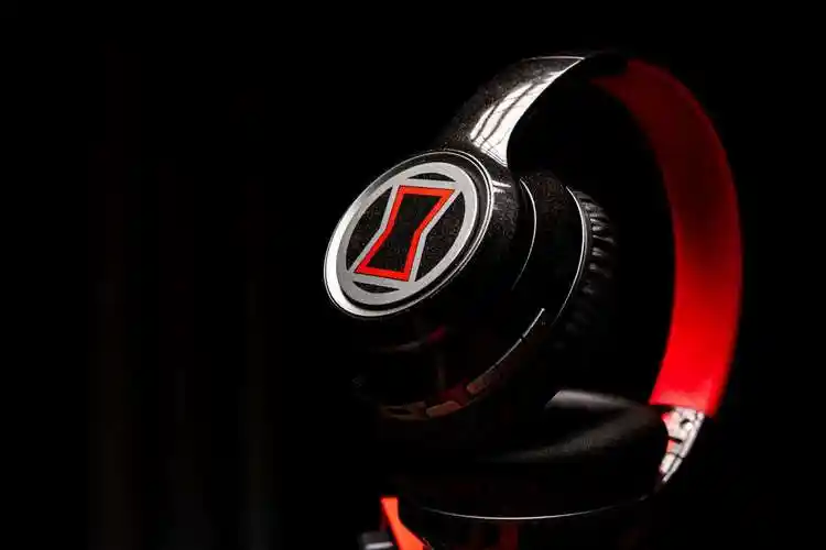 这样极具视觉冲击力的撞色搭配,和漫威电影里的黑寡妇一样十分酷炫