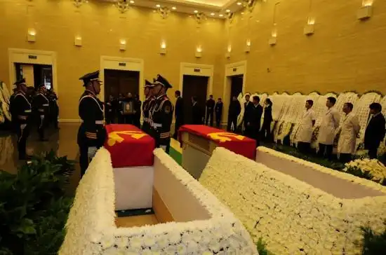 左右,烈士刘洪坤,刘洪魁的遗体从殡仪馆起灵,送往八宝山殡仪馆大礼堂