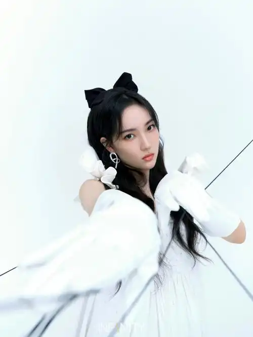 赵嘉敏超话#infinity封面#把故事藏在眼眸中,闪烁在平静的水面上,享受