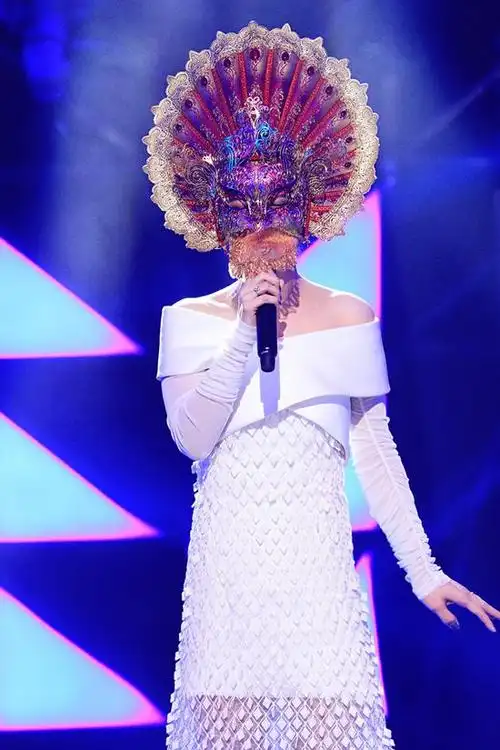 江苏卫视[微博]《蒙面歌王》昨晚再燃战火,以"铁扇奥特曼"造型亮相的