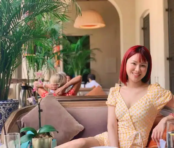 刘思希在内地投资野生茶林基地,提炼有机食用油,曾参加港姐竞选