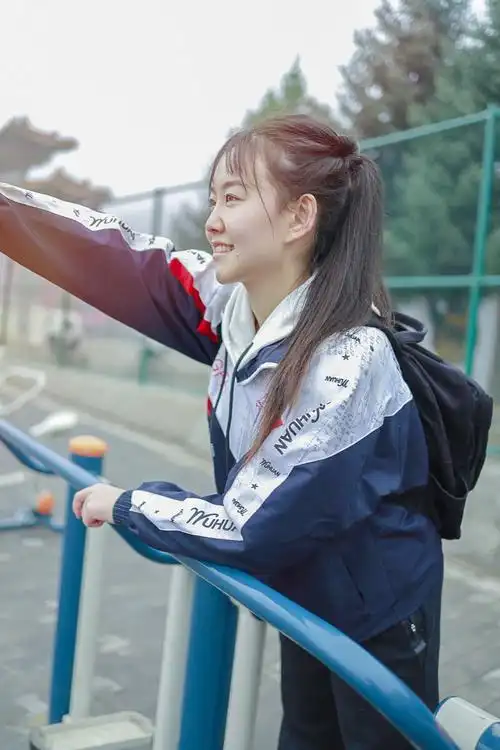 春日少女即使穿校服也依旧好看