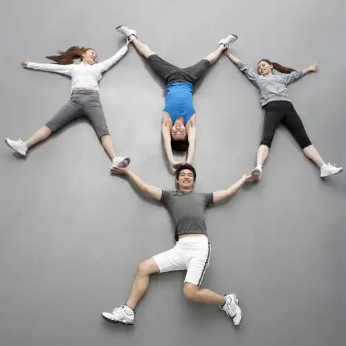 穿运动装的年轻人