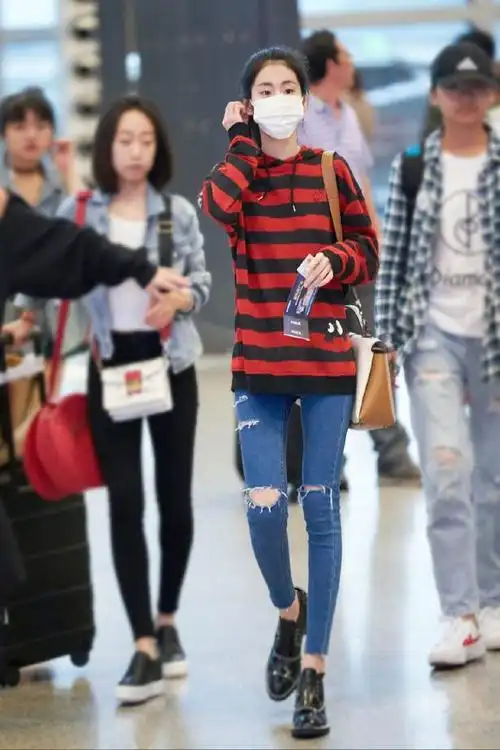 张碧晨机场秀难得扎一次高马尾,穿紧身裤腿比胳膊还细惹网友心疼